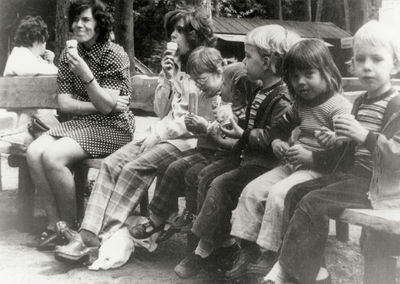 109108 Groepsportret van deelnemertjes en begeleidsters tijdens een dagje uit van de peuterspeelzaal het Speelse Nest ...